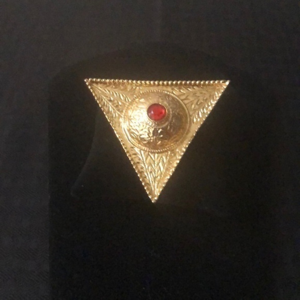 🎁Textured triangular Gold brooch with Faux Ruby stone center. Great gift. 🎁